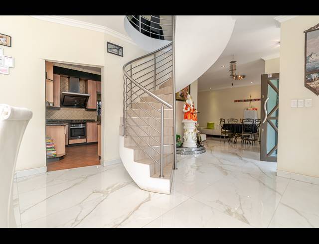 6 BEDROOM FREESTANDING FOR SALE IN VORNA VALLEY